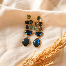 Afbeelding in Gallery-weergave laden, Cocktailoorbellen verguld - labradoriet, lab blauwe ioliet en lab blauwe topaas - Insight Stones