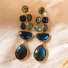 Afbeelding in Gallery-weergave laden, Cocktailoorbellen verguld - labradoriet, lab blauwe ioliet en lab blauwe topaas - Insight Stones