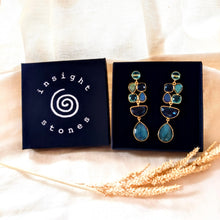 Afbeelding in Gallery-weergave laden, Cocktailoorbellen verguld - labradoriet, lab blauwe ioliet en lab blauwe topaas - Insight Stones