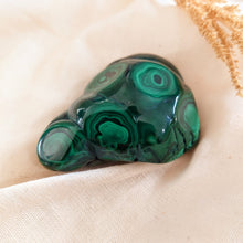 Afbeelding in Gallery-weergave laden, Gepolijste malachiet in vrije vorm - Insight Stones