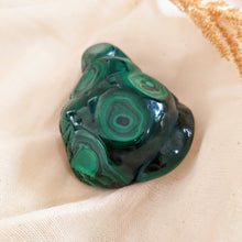 Afbeelding in Gallery-weergave laden, Gepolijste malachiet in vrije vorm - Insight Stones
