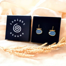 Afbeelding in Gallery-weergave laden, Gouden bar oorbellen verguld metaal met lichtblauwe jade - Insight Stones