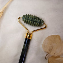 Afbeelding in Gallery-weergave laden, Groene jade massageroller met spikes - goud - Insight Stones