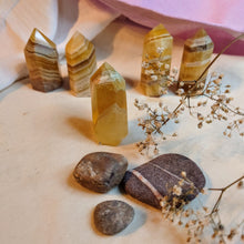 Afbeelding in Gallery-weergave laden, Kleine gele fluoriettorentjes - Insight Stones