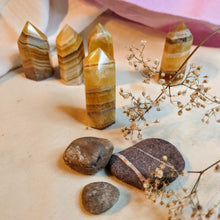 Afbeelding in Gallery-weergave laden, Kleine gele fluoriettorentjes - Insight Stones
