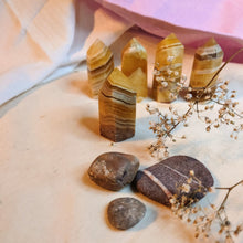 Afbeelding in Gallery-weergave laden, Kleine gele fluoriettorentjes - Insight Stones