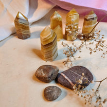 Afbeelding in Gallery-weergave laden, Kleine gele fluoriettorentjes - Insight Stones