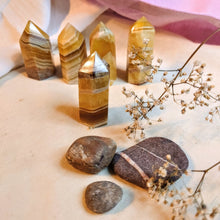 Afbeelding in Gallery-weergave laden, Kleine gele fluoriettorentjes - Insight Stones