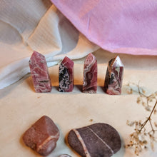 Afbeelding in Gallery-weergave laden, Kleine rhodochrosiettorentjes - Insight Stones