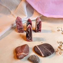 Afbeelding in Gallery-weergave laden, Kleine rhodochrosiettorentjes - Insight Stones