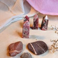 Afbeelding in Gallery-weergave laden, Kleine rhodochrosiettorentjes - Insight Stones
