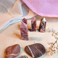 Afbeelding in Gallery-weergave laden, Kleine rhodochrosiettorentjes - Insight Stones