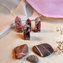Afbeelding in Gallery-weergave laden, Kleine rhodochrosiettorentjes - Insight Stones