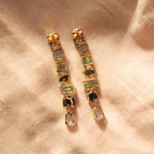 Afbeelding in Gallery-weergave laden, Lange statement oorbellen verguld - blauwe edelstenen - Insight Stones