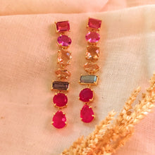 Afbeelding in Gallery-weergave laden, Lange statement oorbellen verguld - roze edelstenen en labradoriet - Insight Stones