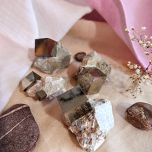 Afbeelding in Gallery-weergave laden, Pyrietkubus op moedergesteente - Insight Stones