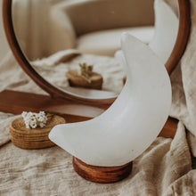 Afbeelding in Gallery-weergave laden, Witte grote zoutsteen maan lamp - Insight Stones