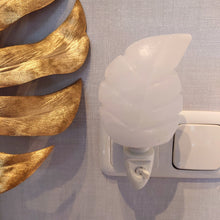 Afbeelding in Gallery-weergave laden, Witte zoutsteen blad nachtlampje - Insight Stones