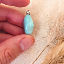 Afbeelding in Gallery-weergave laden, Zilveren hanger met geslepen larimar - 3,4 gram - Insight Stones