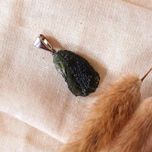 Afbeelding in Gallery-weergave laden, Zilveren hanger met Moldaviet - 4,6 gram - Insight Stones