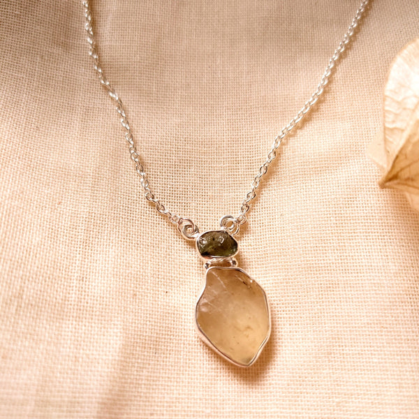 Zilveren ketting met amulet van moldaviet en Libisch woestijnglas - Insight Stones