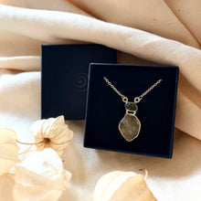 Afbeelding in Gallery-weergave laden, Zilveren ketting met amulet van moldaviet en Libisch woestijnglas - Insight Stones