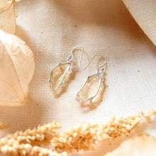 Load image into Gallery viewer, Zilveren oorbellen met Libisch woestijnglas - Insight Stones