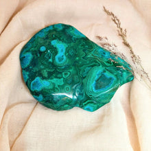 Afbeelding in Gallery-weergave laden, Gepolijste Malachiet met Chrysocolla in vrije vorm - Insight Stones