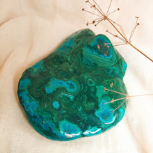 Afbeelding in Gallery-weergave laden, Gepolijste Malachiet met Chrysocolla in vrije vorm - Insight Stones