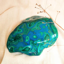 Afbeelding in Gallery-weergave laden, Gepolijste Malachiet met Chrysocolla in vrije vorm - Insight Stones