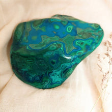 Afbeelding in Gallery-weergave laden, Gepolijste Malachiet met Chrysocolla in vrije vorm - Insight Stones