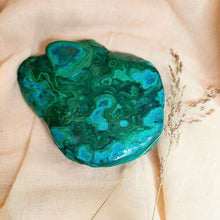 Afbeelding in Gallery-weergave laden, Gepolijste Malachiet met Chrysocolla in vrije vorm - Insight Stones