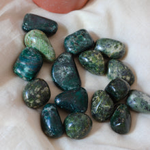 Afbeelding in Gallery-weergave laden, Smaragd jumbo trommelstenen - Insight Stones