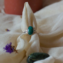 Afbeelding in Gallery-weergave laden, turkoois ring blauwgroen steen zilver detail