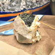 Afbeelding in Gallery-weergave laden, Zwarte Toermalijn (Schorl) met Kwarts – Skardu, Pakistan - Insight Stones