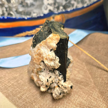 Afbeelding in Gallery-weergave laden, Zwarte Toermalijn (Schorl) met Kwarts – Skardu, Pakistan - Insight Stones